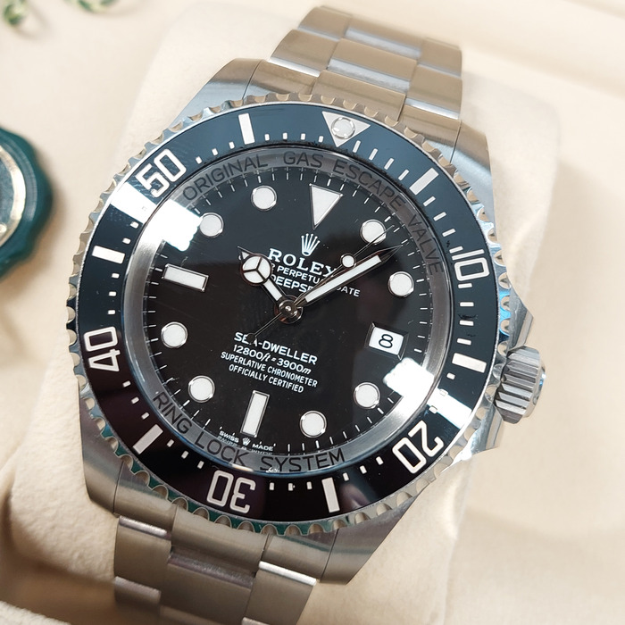 Rolex_Oyster_Perpetual_Date_Deepsea_Sea_Dweller_136660_Tweedehands_92282-1013_Juwelier_Clem_Vercammen-12.jpg