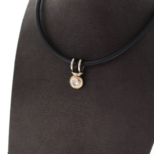 Juweel Collier zwart rubber met witgouden hanger met briljant '93882-2360-TWDH'  Juweel Collier zwart rubber met witgouden hanger met briljant '93882-2360-TWDH'