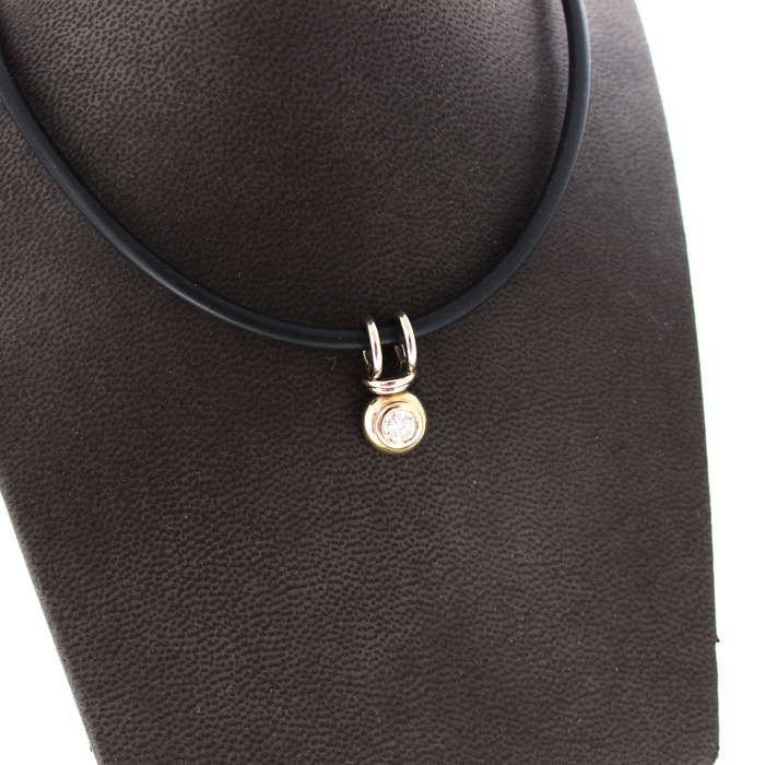 Collier_Met_Hanger_Witgoud_Rubber_Tweedehands_93882-2360_Juwelier_Clem_Vercammen-5.jpg