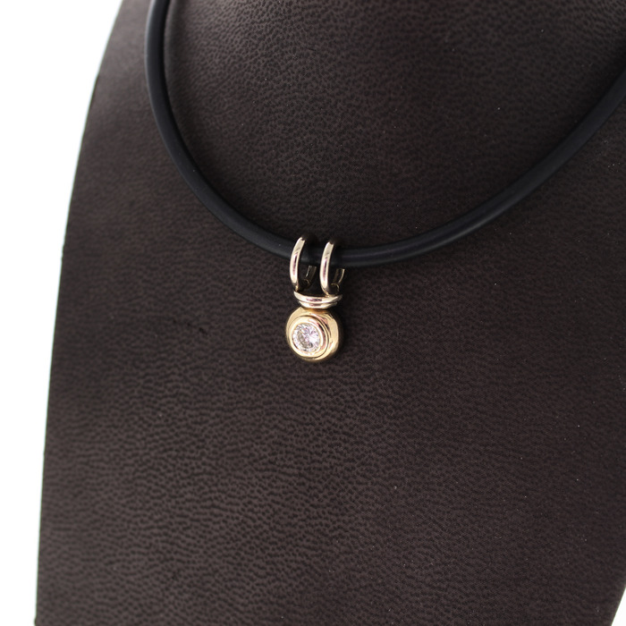 Collier_Met_Hanger_Witgoud_Rubber_Tweedehands_93882-2360_Juwelier_Clem_Vercammen-2.jpg