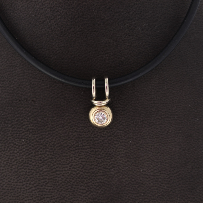 Collier_Met_Hanger_Witgoud_Rubber_Tweedehands_93882-2360_Juwelier_Clem_Vercammen-8.jpg