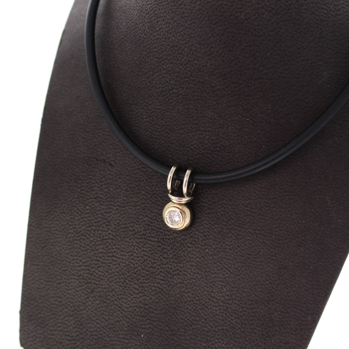 Collier_Met_Hanger_Witgoud_Rubber_Tweedehands_93882-2360_Juwelier_Clem_Vercammen-9.jpg