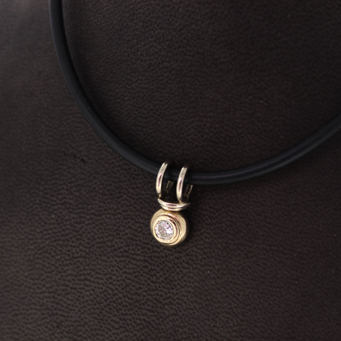 Collier_Met_Hanger_Witgoud_Rubber_Tweedehands_93882-2360_Juwelier_Clem_Vercammen-10.jpg