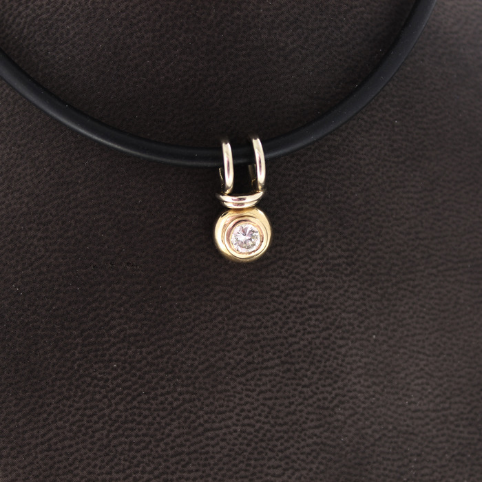 Collier_Met_Hanger_Witgoud_Rubber_Tweedehands_93882-2360_Juwelier_Clem_Vercammen-4.jpg