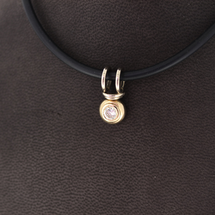Collier_Met_Hanger_Witgoud_Rubber_Tweedehands_93882-2360_Juwelier_Clem_Vercammen-3.jpg