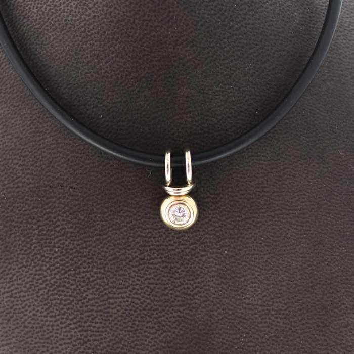 Collier_Met_Hanger_Witgoud_Rubber_Tweedehands_93882-2360_Juwelier_Clem_Vercammen-6.jpg
