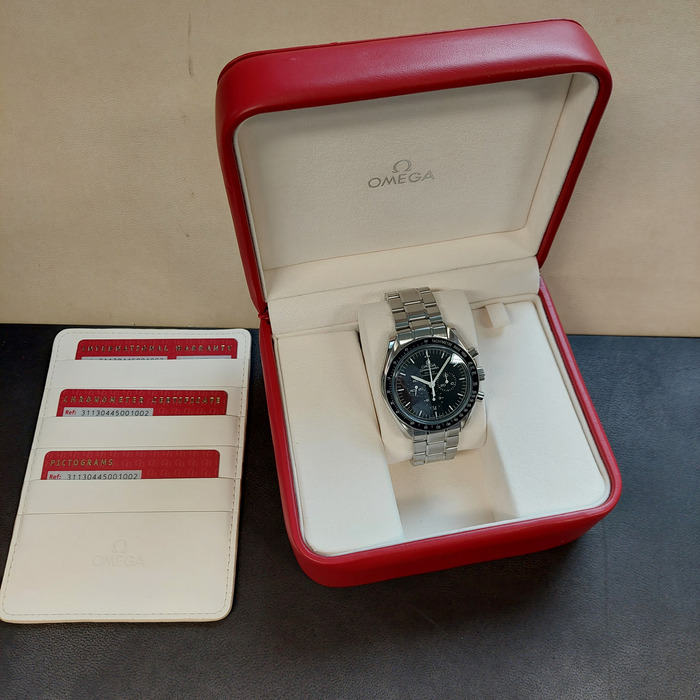 Omega_Speedmaster_Moonwatch_31130445001002_Tweedehands_93650-1041_Juwelier_Clem_Vercammen-13.jpg