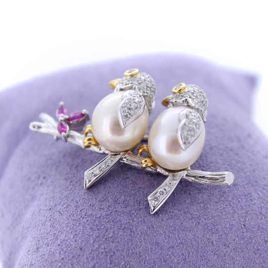 Juweel Broche Bicolor wit en geelgoud 18 karaat briljanten en parels  '94666-2378-TWDH'  Juweel Broche Bicolor wit en geelgoud 18 karaat briljanten en parels  '94666-2378-TWDH'