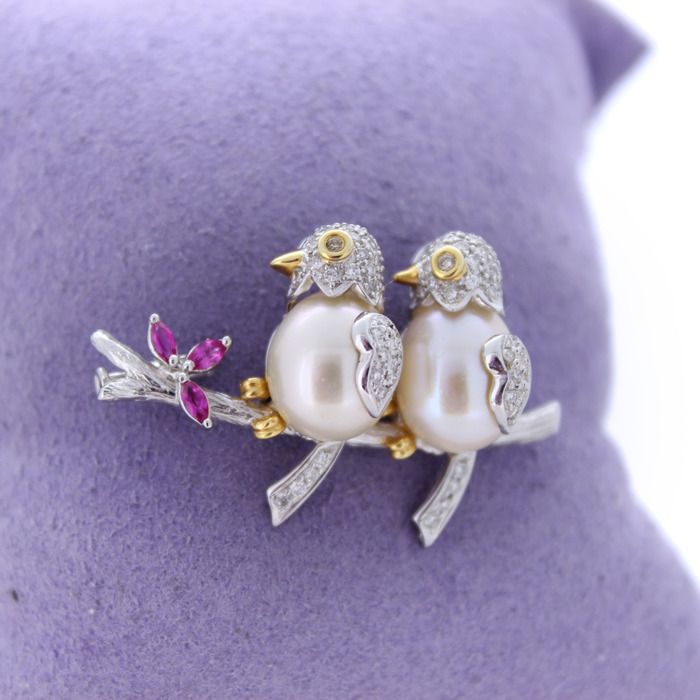 Broche_Vogels_Bicolor_Goud_18K_Briljanten_Kleurstenen_Parels_Tweedehands_94666-2378_Juwelier_Clem_Vercammen-4.jpg