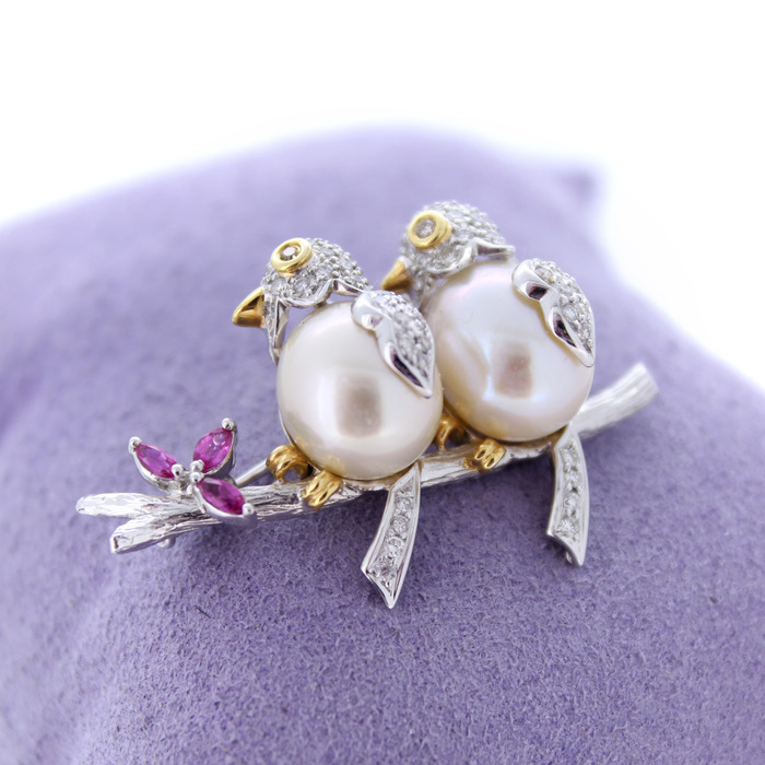 Broche_Vogels_Bicolor_Goud_18K_Briljanten_Kleurstenen_Parels_Tweedehands_94666-2378_Juwelier_Clem_Vercammen-2.jpg