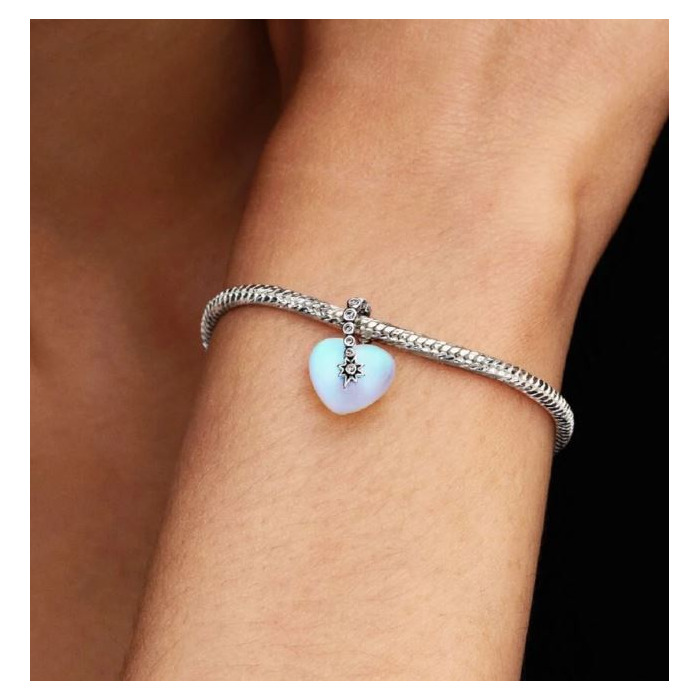 273320_01_Pandora_Heart_Moonstone_Iridescent_Glass_794143C01_Juwelier_Clem_Vercammen-2.jpg