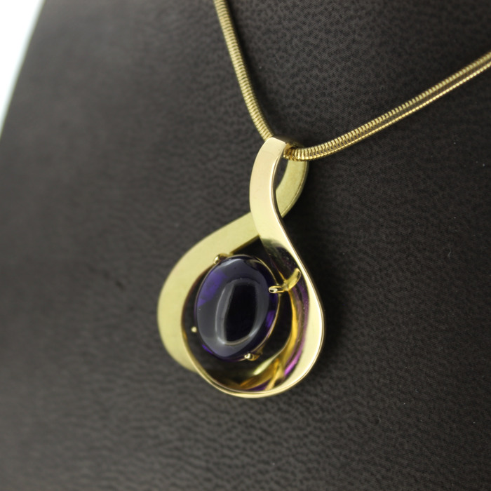 Ketting_Met_Hanger_Amethist_Geelgoud_18K_Tweedehands_96108-2428_Juwelier_Clem_Vercammen-2.jpg