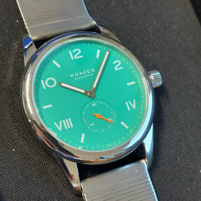 Nomos_Club_Campus_Electric_Green_715_Tweedehands_96244-1087_Juwelier_Clem_Vercammen-13.jpg
