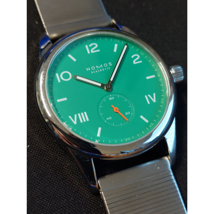 Nomos_Club_Campus_Electric_Green_715_Tweedehands_96244-1087_Juwelier_Clem_Vercammen-14.jpg