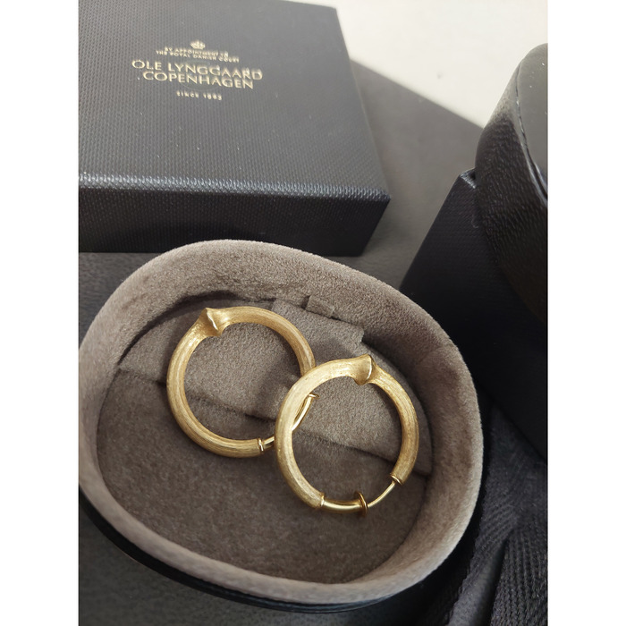 Oorringen_Ole_Lynggaard_RefA3042-401_Geelgoud_18K_Tweedehands_81800-3001_Juwelier_Clem_Vercammen-14.jpg