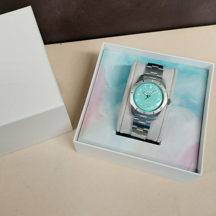 Oris_Divers_Sixty-Five_Cotton_Candy_01733777140570781918_Outlet_259411_Juwelier_Clem_Vercammen-10.jpg