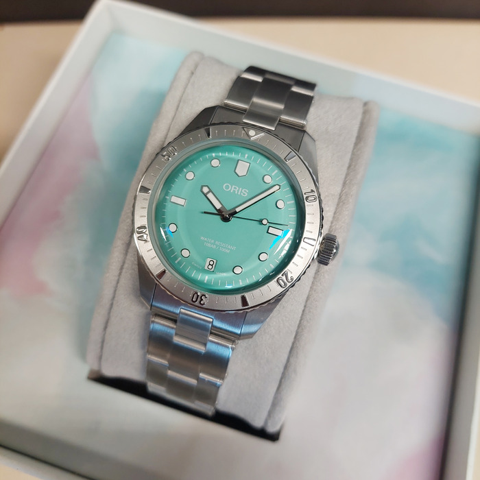Oris_Divers_Sixty-Five_Cotton_Candy_01733777140570781918_Outlet_259411_Juwelier_Clem_Vercammen-11.jpg