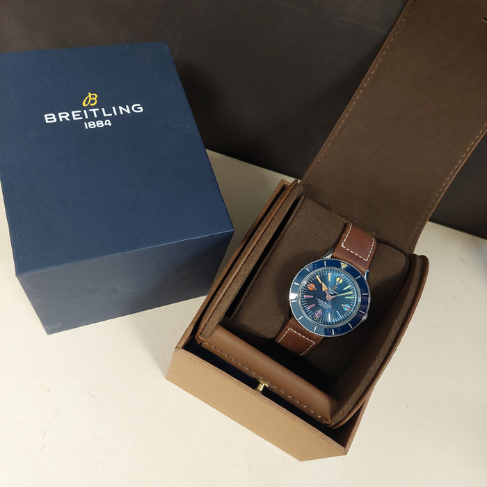 Breitling_Superocean_Heritage_57_Special_Edition_Rainbow_A103702A1C1X2_Tweedehands_98784-2012_Juwelier_Clem_Vercammen-12.jpg