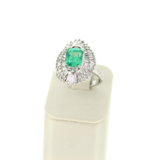 Juweel Coctailring Witgoud 18 karaat Baguetten, briljanten en een smaragd '98772-3049-TWDH' Juweel Coctailring Witgoud 18 karaat Baguetten, briljanten en een smaragd '98772-3049-TWDH'