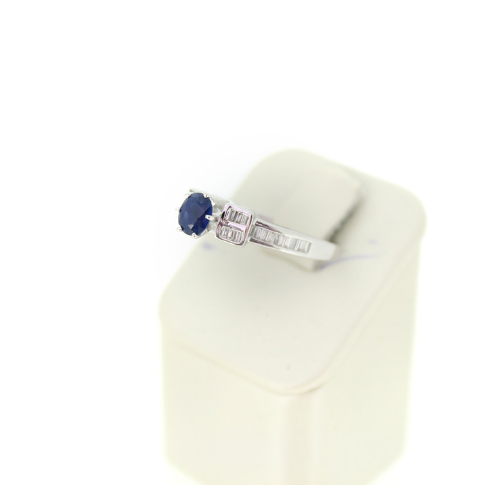 Ring Witgoud 18 Karaat Diamanten Baguetten Saffier Tweedehands 99509-3067 Juwelier Clem Vercammen.jpg
