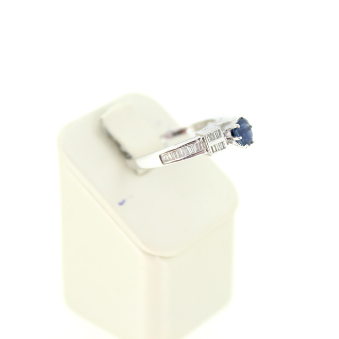 Ring Witgoud 18 Karaat Diamanten Baguetten Saffier Tweedehands 99509-3067 Juwelier Clem Vercammen.jpg