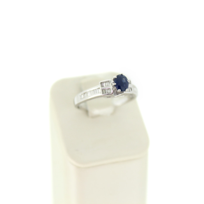 Ring Witgoud 18 Karaat Diamanten Baguetten Saffier Tweedehands 99509-3067 Juwelier Clem Vercammen.jpg