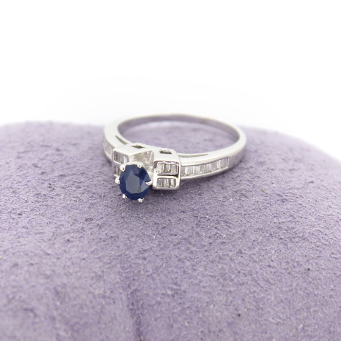 Ring Witgoud 18 Karaat Diamanten Baguetten Saffier Tweedehands 99509-3067 Juwelier Clem Vercammen.jpg