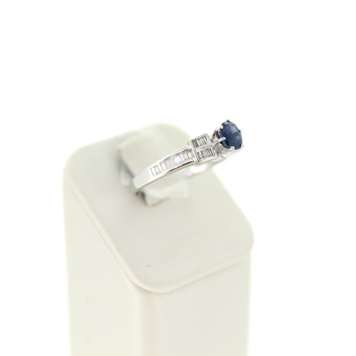 Ring Witgoud 18 Karaat Diamanten Baguetten Saffier Tweedehands 99509-3067 Juwelier Clem Vercammen.jpg