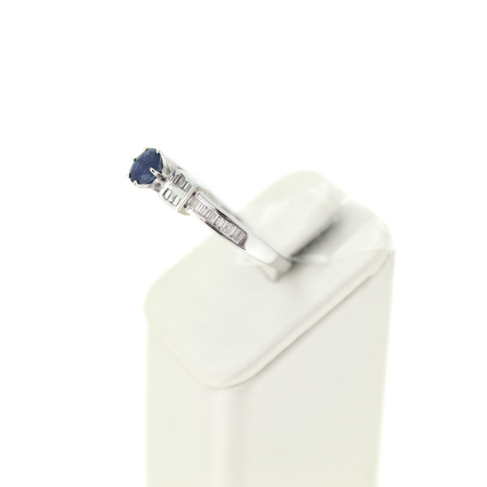 Ring Witgoud 18 Karaat Diamanten Baguetten Saffier Tweedehands 99509-3067 Juwelier Clem Vercammen.jpg