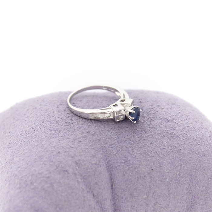 Ring Witgoud 18 Karaat Diamanten Baguetten Saffier Tweedehands 99509-3067 Juwelier Clem Vercammen.jpg