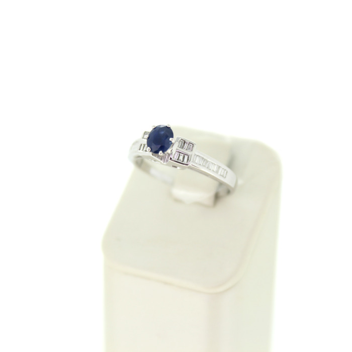 Ring Witgoud 18 Karaat Diamanten Baguetten Saffier Tweedehands 99509-3067 Juwelier Clem Vercammen.jpg