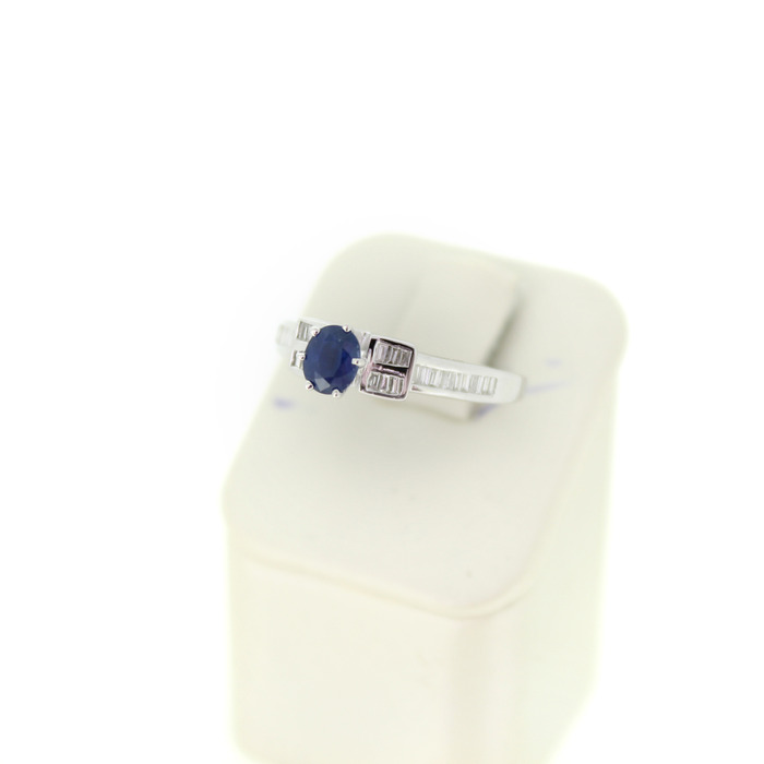 Ring Witgoud 18 Karaat Diamanten Baguetten Saffier Tweedehands 99509-3067 Juwelier Clem Vercammen.jpg