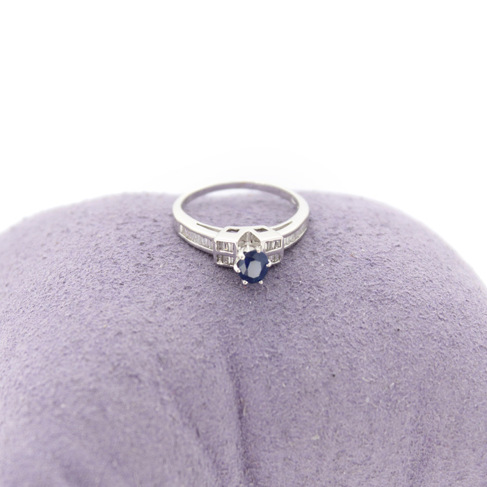 Ring Witgoud 18 Karaat Diamanten Baguetten Saffier Tweedehands 99509-3067 Juwelier Clem Vercammen.jpg