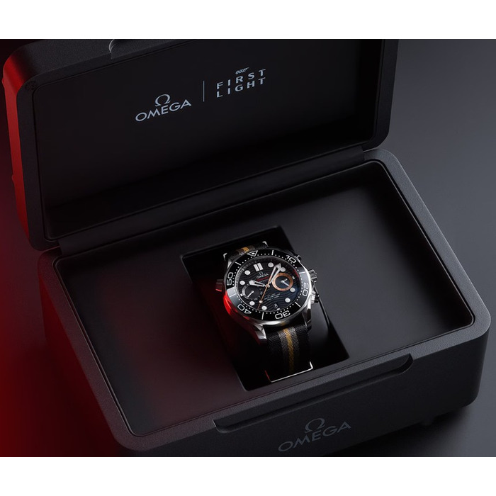 Omega Seamaster Diver 300M 44mm James Bond 007 First Light 21032445101002 juwelier Clem Vercammen 12.jpg