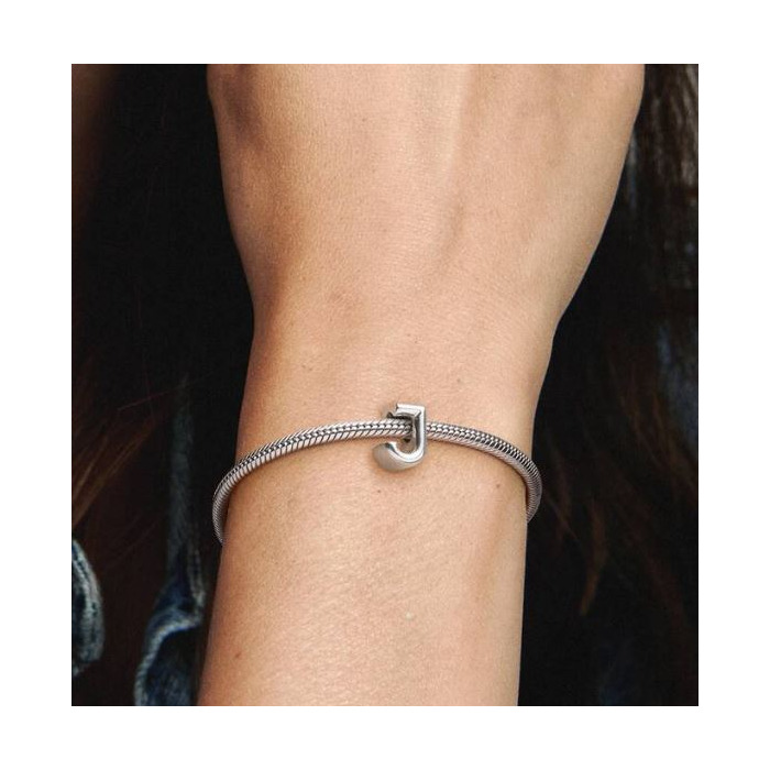 252259 01 Pandora Letter J Alfabetbedel 797464 Juwelier Clem Vercammen.jpg