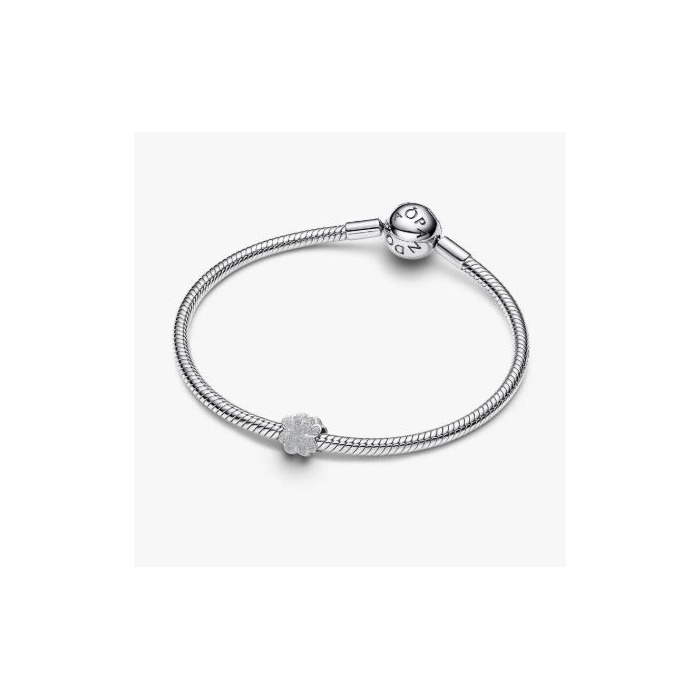 277031 01 Pandora Textured Clover 794047C00 Juwelier Clem Vercammen.jpg