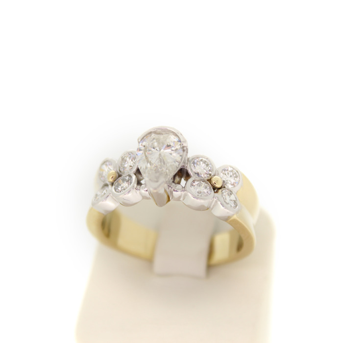 ring Bicolor wit Geelgoud 18 Karaat Briljanten Peer 4568-3282 Juwelier Clem Vercammen.jpg