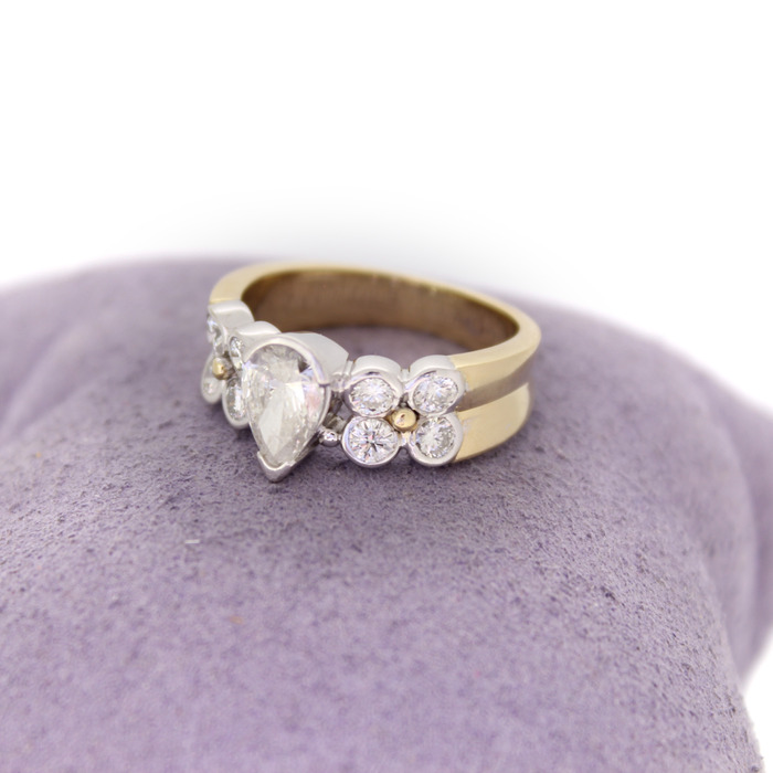 ring Bicolor wit Geelgoud 18 Karaat Briljanten Peer 4568-3282 Juwelier Clem Vercammen.jpg