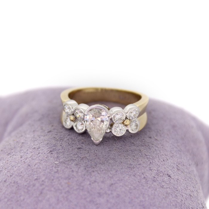 ring Bicolor wit Geelgoud 18 Karaat Briljanten Peer 4568-3282 Juwelier Clem Vercammen.jpg