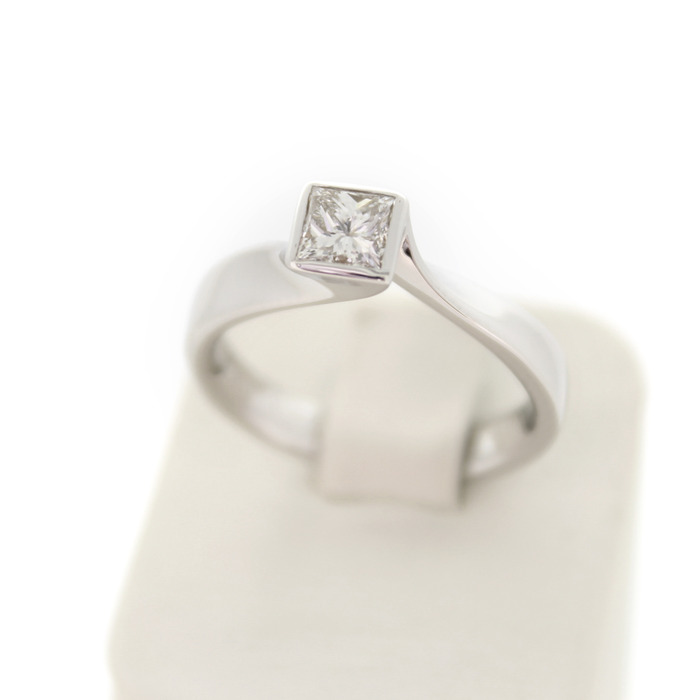 Ring Solitair Witgoud 18 Karaat Princess Cut Diamant Tweedehands 4902-3307 Juwelier Clem Vercammen.jpg