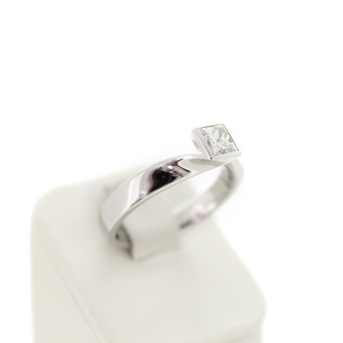 Ring Solitair Witgoud 18 Karaat Princess Cut Diamant Tweedehands 4902-3307 Juwelier Clem Vercammen.jpg