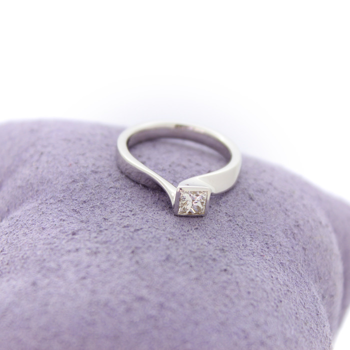 Ring Solitair Witgoud 18 Karaat Princess Cut Diamant Tweedehands 4902-3307 Juwelier Clem Vercammen.jpg