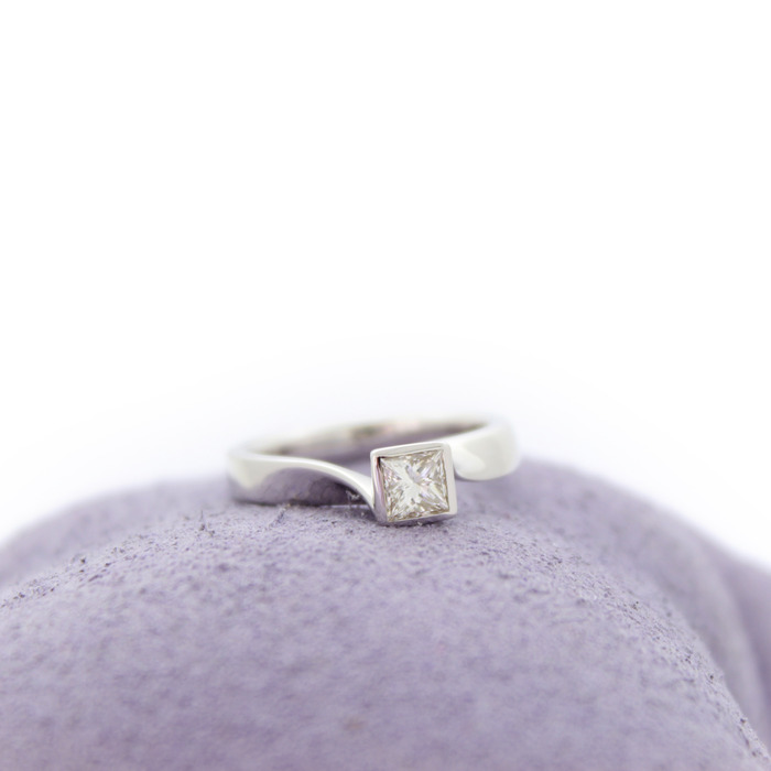 Ring Solitair Witgoud 18 Karaat Princess Cut Diamant Tweedehands 4902-3307 Juwelier Clem Vercammen.jpg