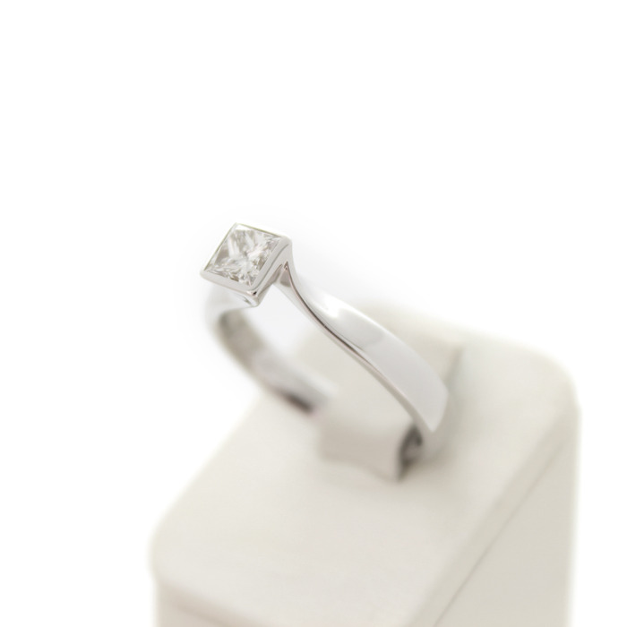 Ring Solitair Witgoud 18 Karaat Princess Cut Diamant Tweedehands 4902-3307 Juwelier Clem Vercammen.jpg