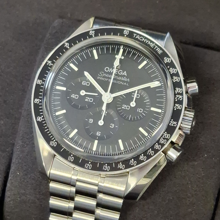 Omega Speedmaster Moonwatch 31030425001002 Tweedehands 5000-2130 Juwelier Clem Vercammen.jpg