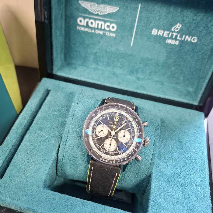 Breitling Navitimer Aston Martin Aramco Formula One Team Eb01381A1B1X1 Tweedehands 6110-2142 Juwelier Clem Vercammen.jpg