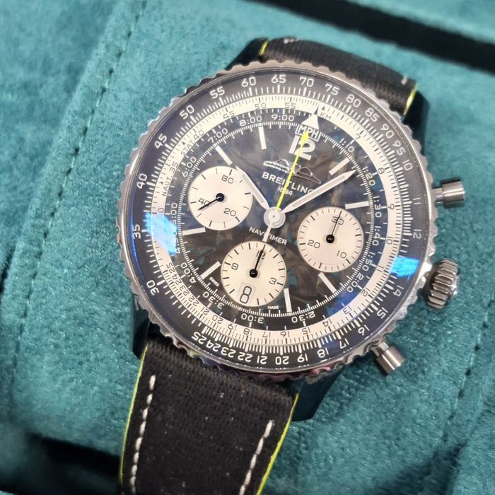 Breitling Navitimer Aston Martin Aramco Formula One Team Eb01381A1B1X1 Tweedehands 6110-2142 Juwelier Clem Vercammen.jpg