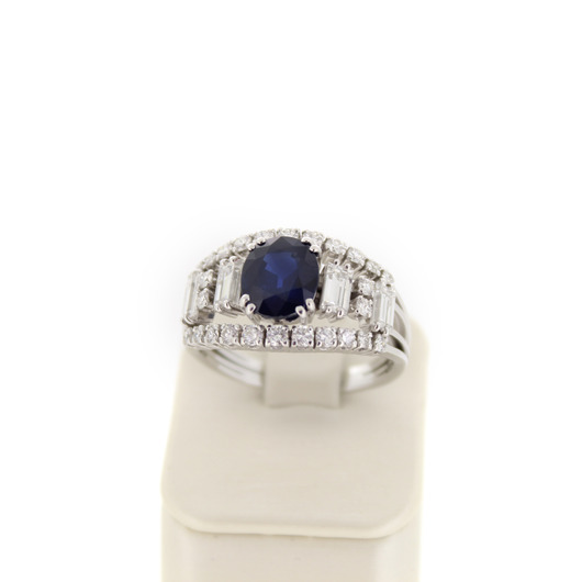 Juweel Ring witgoud 18 karaat met saffier, baguetten en briljanten '6542-3368-TWDH' Juweel Ring witgoud 18 karaat met saffier, baguetten en briljanten '6542-3368-TWDH'