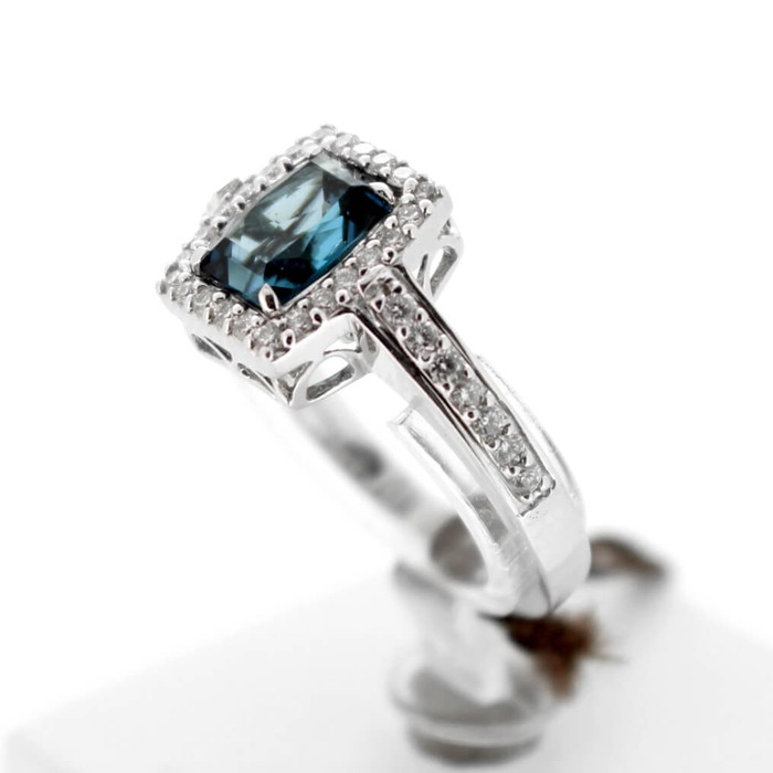 Hulchi_Belluni_Ring_63110WWSP_18K_Witgoud_Briljant_London_Blue_Topaz_juwelier_Clem_Vercammen_2831_Outlet20_3.jpg