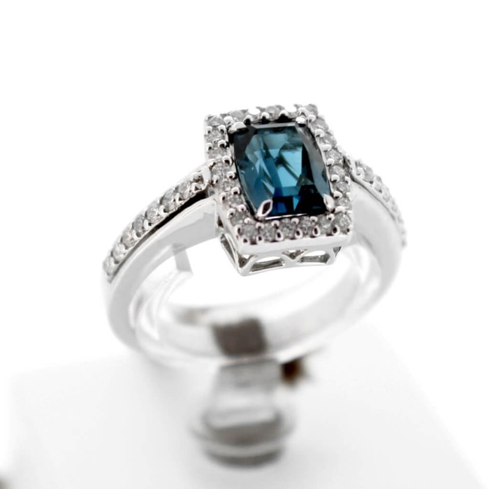Hulchi_Belluni_Ring_63110WWSP_18K_Witgoud_Briljant_London_Blue_Topaz_juwelier_Clem_Vercammen_2831_Outlet20_6.jpg